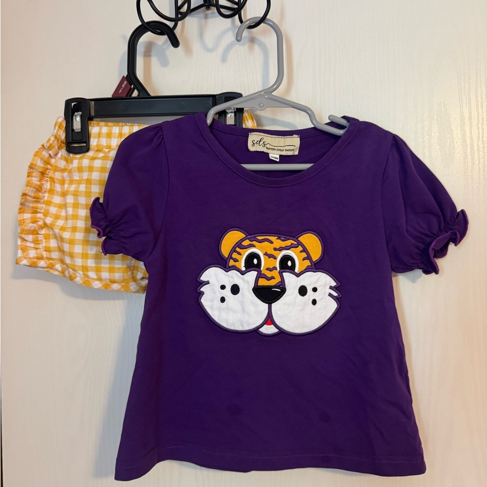 Southern Darlin Smocks - Game day set 
Size 24m
*read description*